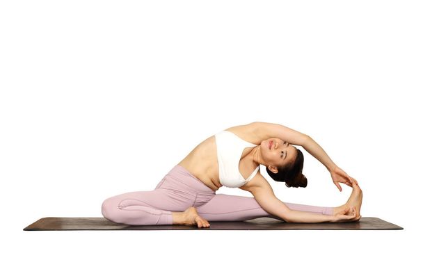 As mulheres jovens bonitas fazem a pose do ioga para a saúde e o concentrado. Conceito de exercício. isolado. Fundo branco
 - Foto, Imagem