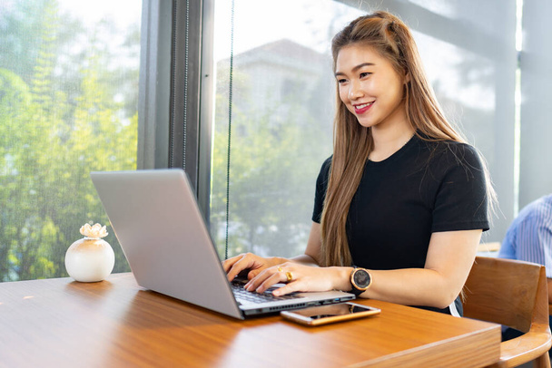 Krásná atraktivní asijské žena pracující s počítačem notebook a myšlení získat nápady a požadavky v podnikání startup pocit takové štěstí, Business Startup koncepce - Fotografie, Obrázek