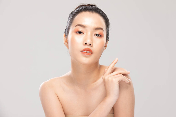 美しく若いアジアの女性は、白の背景に隔離された健康的な清潔で新鮮な肌でとても幸せと陽気な肩の感じに触れながら、,美容美容コンセプト - 写真・画像
