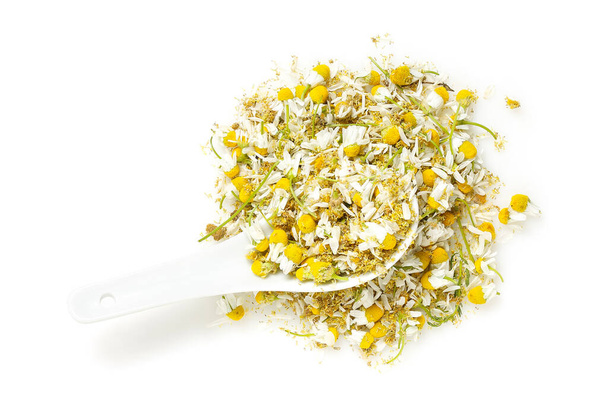 spoon of dry chamomile flowers isolated on white - Фото, зображення