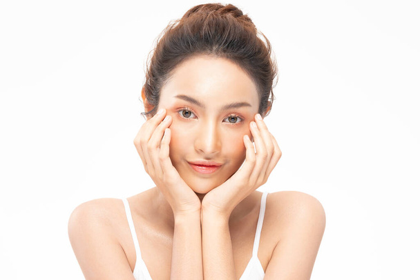 Belle femme asiatique touchant doux sourire joue avec une peau propre et fraîche Bonheur et joyeux avec émotionnel positif, isolé sur fond blanc, Beauté et Cosmétiques Concept - Photo, image