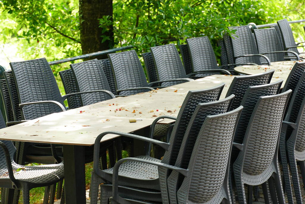 Italialaiset ravintolat Merano, Etelä-Tiroli, ovat edelleen kiinni, koska COVID-19. Tuolit ja pöydät on kasattu ja kahlittu yhteen. Ei leikkausta sepelvaltimotautiepidemian vuoksi
. - Valokuva, kuva