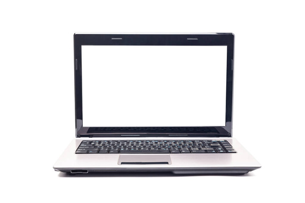 Οθόνη υπολογιστή με λευκή λευκή οθόνη που απομονώνεται σε λευκό φόντο, με διαδρομή αποκοπής - Φωτογραφία, εικόνα