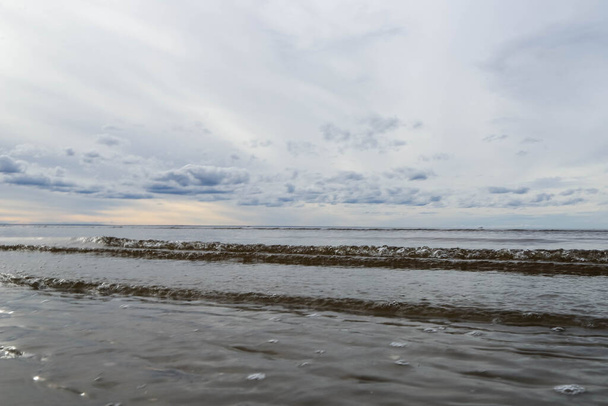 El duro mar Blanco. Día frío de otoño en la isla de Yagry, Severodvinsk, región de Arkhangelsk. nubes sobre el mar
. - Foto, imagen