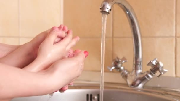 Lávese las manos con agua tibia y jabón después de caminar, evitando que los gérmenes o virus atraviesen las manos sucias. Prevención y protección de la salud y la seguridad de la vida
. - Metraje, vídeo