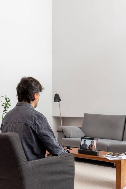 Hombre trabajando en casa y teniendo una videoconferencia de negocios en su casa
 - Foto, imagen
