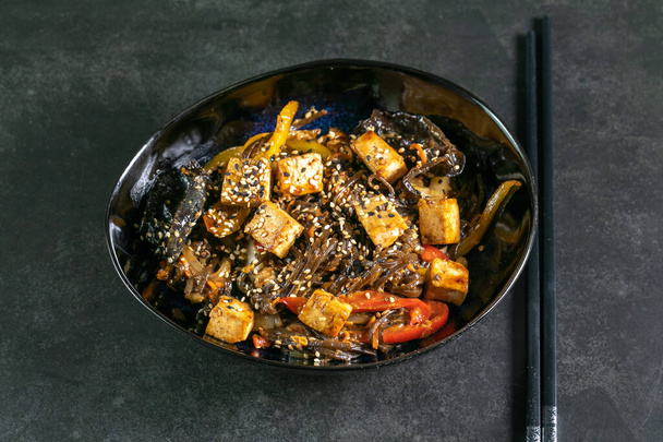 Tagliatelle asiatiche con carne sul piatto
 - Foto, immagini