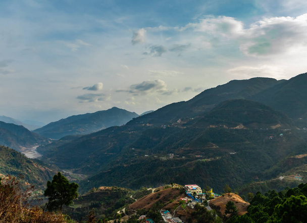 krajina letecký pohled na údolí s horami a zatažená modrá obloha v pozadí - Fotografie, Obrázek