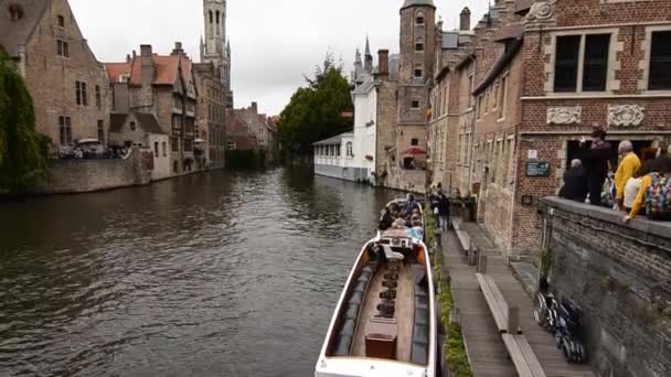 Bruges, Belçika, Batı Flanders 'taki turistik teknelerin videosu. - Video, Çekim