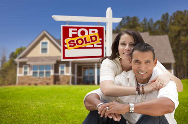 Hispanic paar, nieuwe huis en verkocht onroerend goed teken - Foto, afbeelding