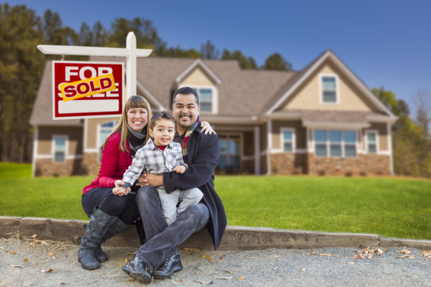 Mixed Race Family, Home, Продается на продажу Знак Недвижимости
 - Фото, изображение