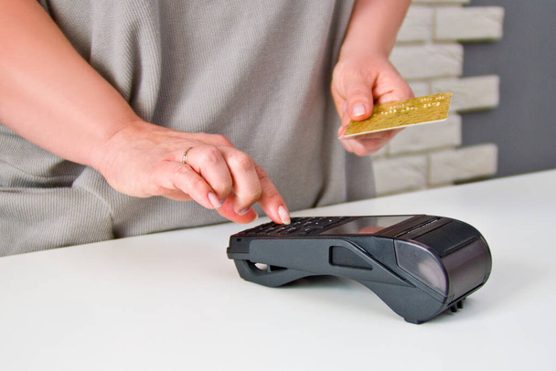Női kezek belépő hitelkártya PIN jelszó biztonság terminál. - Fotó, kép