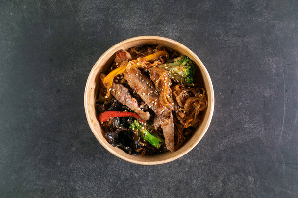 Fideos asiáticos con carne en caja
 - Foto, Imagen