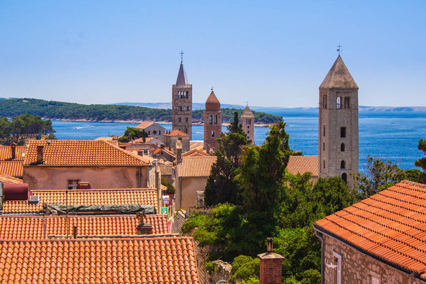 Вид на город Раб на острове Раб в безоблачный летний день в Хорватии
 - Фото, изображение