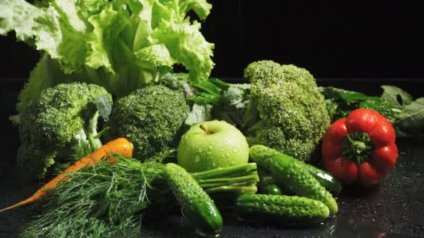 Video čerstvé zeleniny s kapkami vody - Záběry, video