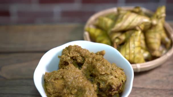 Sinematik ketupat palas ve tavuk rendang, geleneksel malay mutfağı genellikle bayram sırasında servis edilir - Video, Çekim