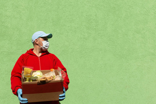 el hombre con una caja de comida, ayuda y donación de alimentos
 - Foto, Imagen
