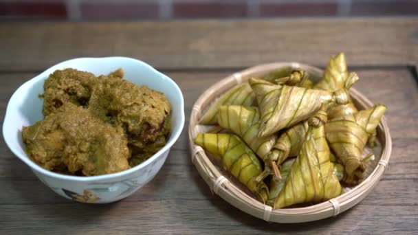 Fotografia cinematográfica de ketupat palas e frango rendang, pratos tradicionais malaios tipicamente servidos durante eid
 - Filmagem, Vídeo