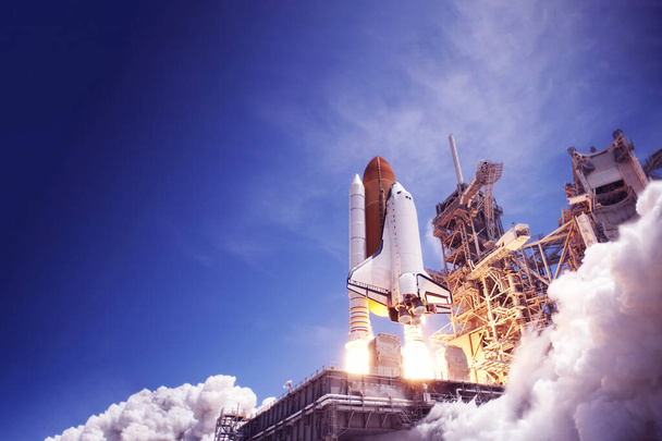 Il lancio dello Space Shuttle contro il cielo, fuoco e fumo. Elementi di questa immagine sono stati forniti dalla NASA. Per qualsiasi scopo
. - Foto, immagini
