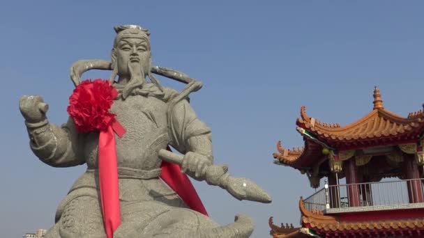 4k, статуя бога в храмі даосистів в Павільйоні Пей Чі, розташована на озері Лотос в Гаосюні, Тайвань. Background view a Traditional Pagoda-Dan - Кадри, відео