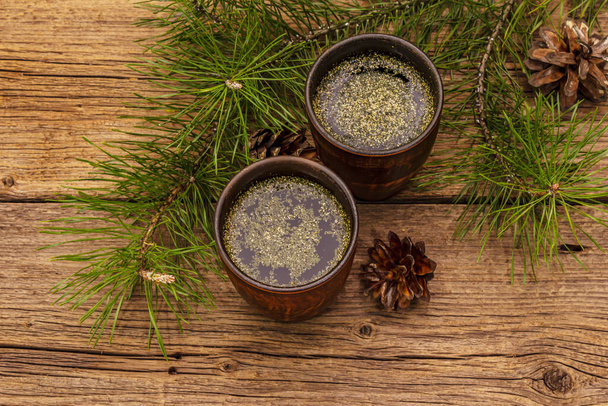 Çam iğnesi çayı, sollip-cha, geleneksel Kore içeceği. Alternatif tıp, sağlıklı yaşam tarzı. Eski tahta kaplama arka plan - Fotoğraf, Görsel