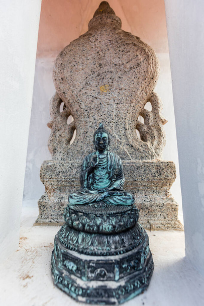 Buddha patsas on symboli edustaja buddhalaisten profeettojen että buddhalaiset käyttävät kunnioitusta. - Valokuva, kuva