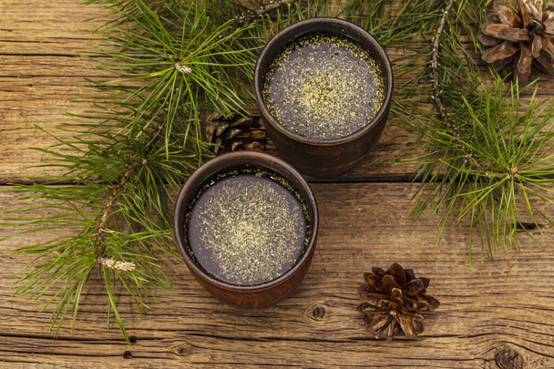 Pine jehla čaj, sollip-cha, tradiční korejský nápoj. Alternativní medicína, zdravý životní styl. Ročník dřevěné desky pozadí - Fotografie, Obrázek