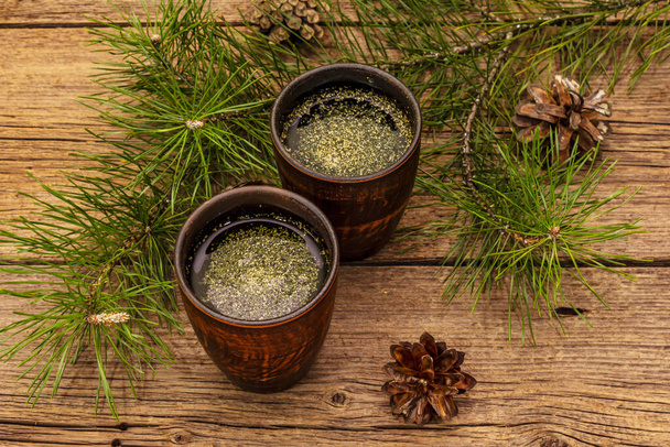 Τσάι βελόνας πεύκου, sollip-cha, παραδοσιακό κορεάτικο ρόφημα. Εναλλακτική ιατρική, υγιεινός τρόπος ζωής. Vintage ξύλινο φόντο σανίδες - Φωτογραφία, εικόνα