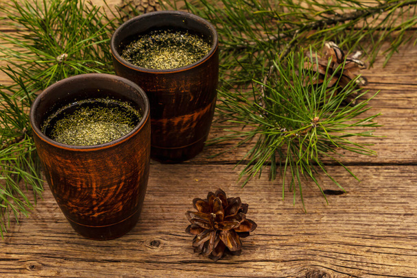 松の針茶、ソリップチャ、伝統的な韓国の飲み物。代替医療、健康的なライフスタイル。ヴィンテージ木製ボードの背景 - 写真・画像