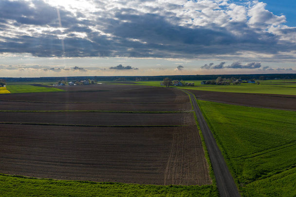 Polonya topraklarıyla birlikte ilkbahar havası. Tipik Polonya manzarası yukarıdan çekilmiş. Tarım alanlarının havadan görünüşü - Fotoğraf, Görsel