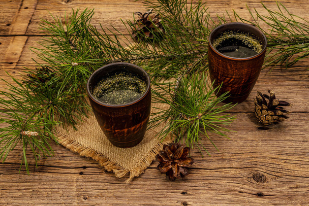 松の針茶、ソリップチャ、伝統的な韓国の飲み物。代替医療、健康的なライフスタイル。ヴィンテージ木製ボードの背景 - 写真・画像