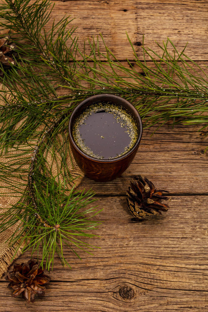 Chá de agulha de pinheiro, sollip-cha, bebida tradicional coreana. Medicina alternativa, estilo de vida saudável. Vintage pranchas de madeira fundo
 - Foto, Imagem