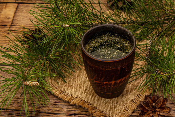 Чай з голкою сосни, соліп-ча, традиційний корейський напій. Альтернативна медицина, здоровий спосіб життя. Дерев "яні дошки. - Фото, зображення