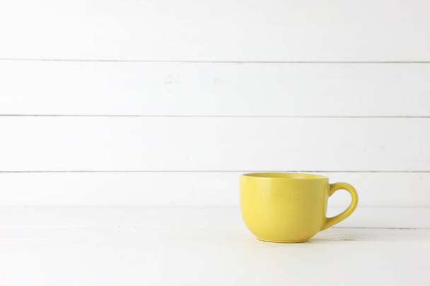 tazze di caffè giallo su sfondo di legno bianco con spazio copia
. - Foto, immagini