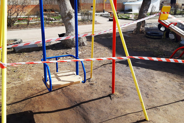 детская площадка огорожена лентой, запрет
 - Фото, изображение