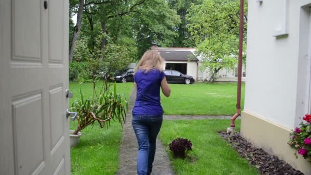 vrouw regen huis auto - Video