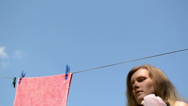 gewaschene Kleidung hängen - Filmmaterial, Video