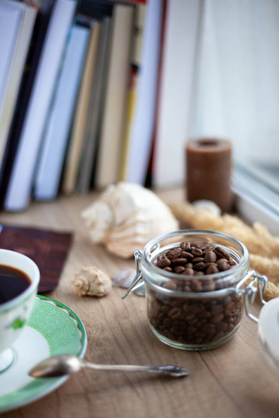 Κόκκοι καφέ χυμένοι από κονσέρβα σε ξύλινο φόντο. Καφές. Καφές φασόλι Σκούρο φόντο με θέση για κείμενο. - Φωτογραφία, εικόνα