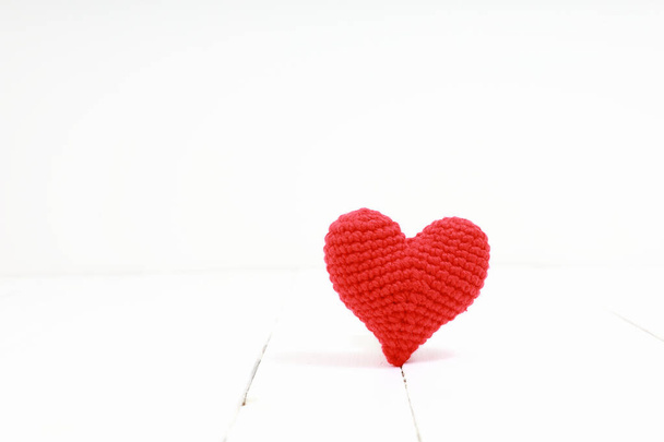 Piros szív elszigetelt fehér fa és fehér háttér. Fogalom szerelem, Valentin nap fénymásoló hely. - Fotó, kép