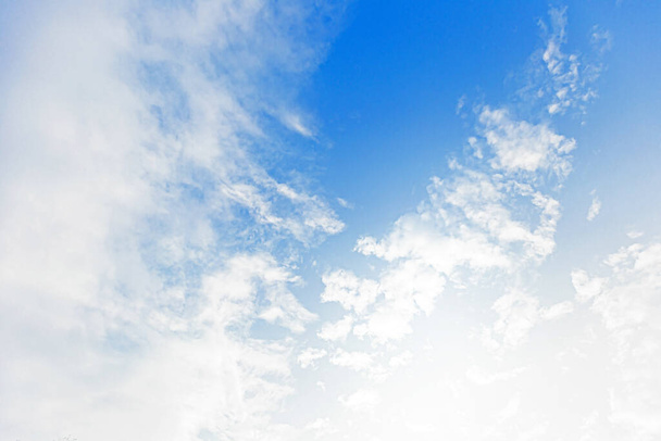 Parlak bir yaz gününde beyaz gökyüzü  - Fotoğraf, Görsel