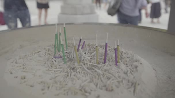 Japon Les gens dans le sanctuaire d'Ueno Park brûlent des bâtons d'encens comme rituel
 - Séquence, vidéo