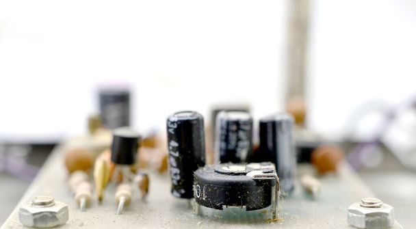 Fundo eletrônico vintage empoeirado e sujo com resistências, capacitores, diodos e outros componentes
. - Foto, Imagem
