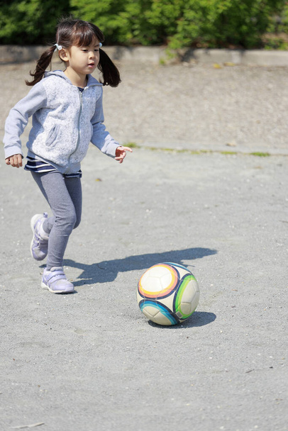 Japanese girl dribbling soccer ball (5 years old) - Zdjęcie, obraz