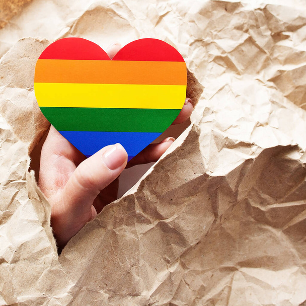 ЛГБТ-сердце в руке на бумаге
 - Фото, изображение