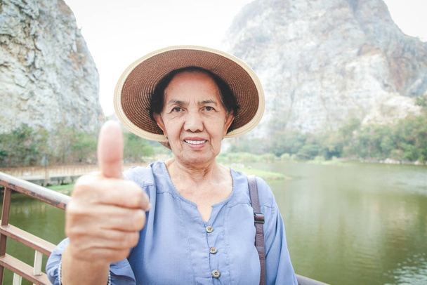 Starší asijské ženy cestující přírodou Užijte si život po odchodu do důchodu. Starší komunitní koncept - Fotografie, Obrázek