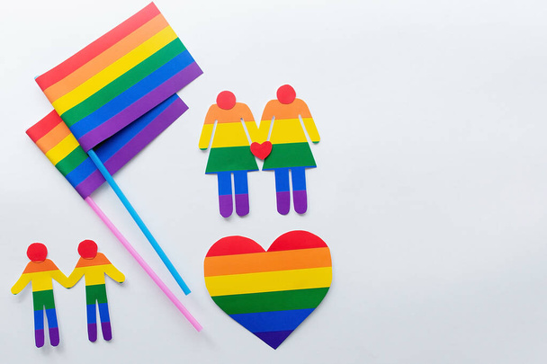 Beyaz arkaplan üzerindeki LGBT kağıdından yapılmış semboller ve figürler - Fotoğraf, Görsel