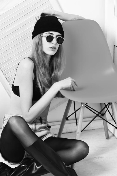 pretty sexy woman in sunglasses at orange chair - Fotoğraf, Görsel