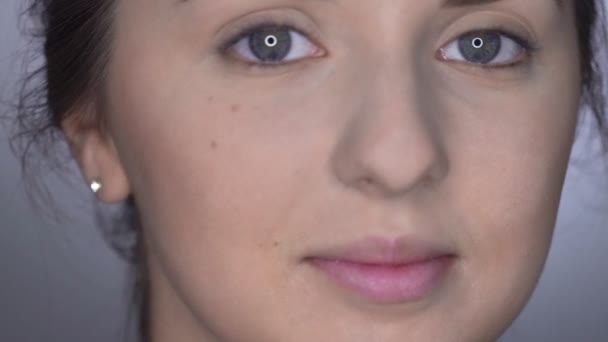 Natürliche Schönheit Schöne Frau mit Make-up blickt in die Kamera - Filmmaterial, Video