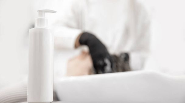 Modèle de bouteille noire pour shampooing cosmétique sur fond blanc simple
 - Photo, image