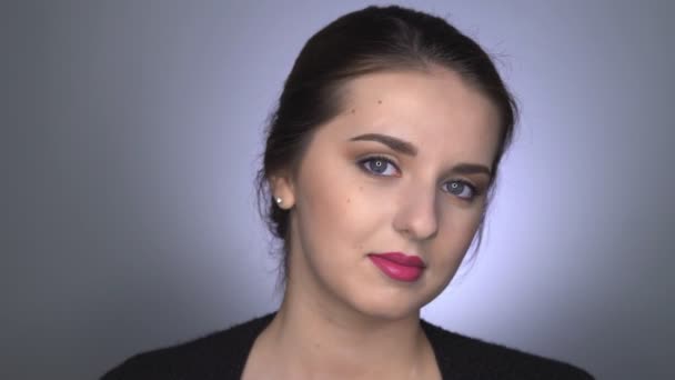 Natürliche Schönheit Schöne Frau mit Make-up posiert vor der Kamera - Filmmaterial, Video